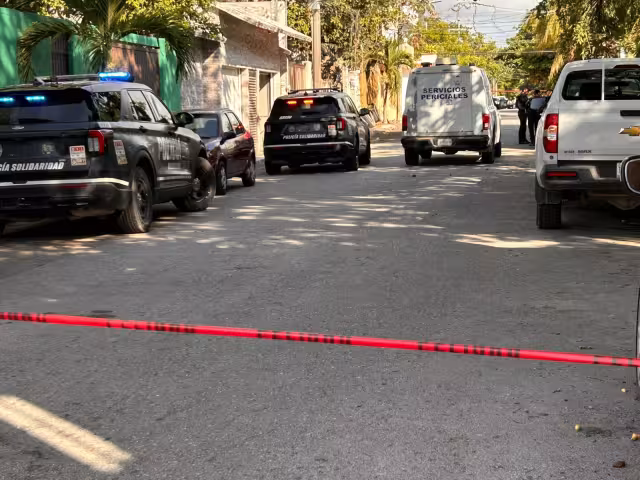 La mujer presentaba sangre en la nariz; su cuerpo fue levantado por agentes de la FGE