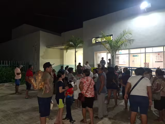 Los manifestantes llegaron al área de urgencias del hospital.