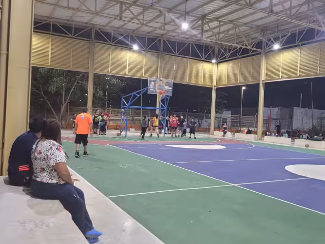 Las familias disfrutan de este espacio para hacer actividades al aire libre