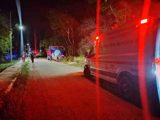 Crisis de salud deja tractocamión atravesado en carretera estatal de Calkiní