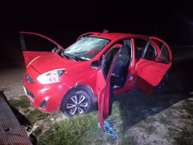 El auto del presunto homicida fue destruido por amigos y familiares de los ahora occisos