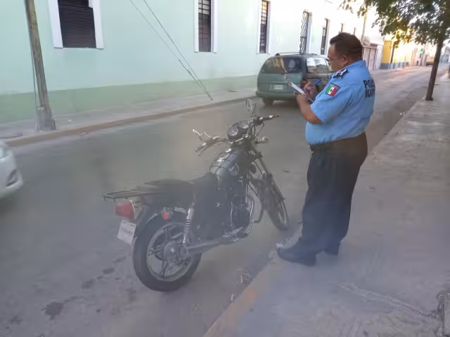 La motociclista y el peatón resultaron heridos tras ser atropellados en el Centro de Mérida