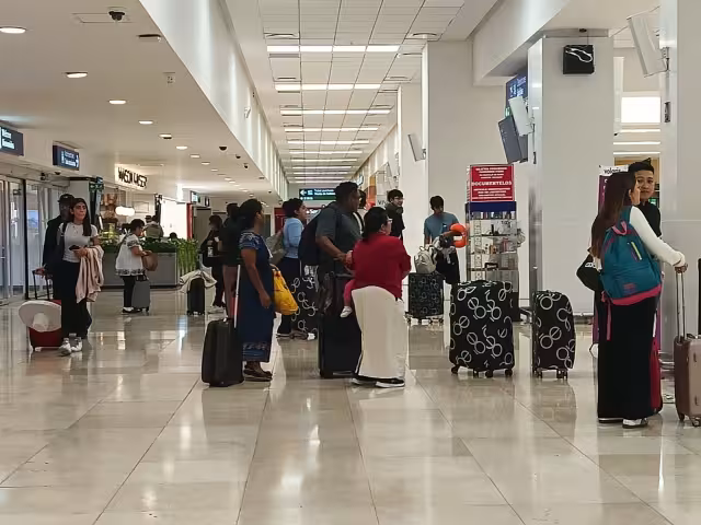 Los vuelos madrugadores de Viva Aerobus procedentes de Monterrey, Querétaro y Ciudad de México aterrizaron sin contratiempos, algunos incluso con adelanto.