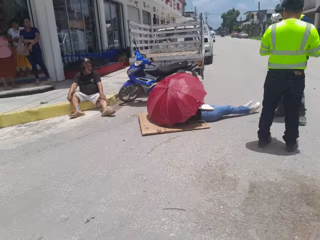 Padre e hija en motocicleta Italika impactados por camioneta Nissan.