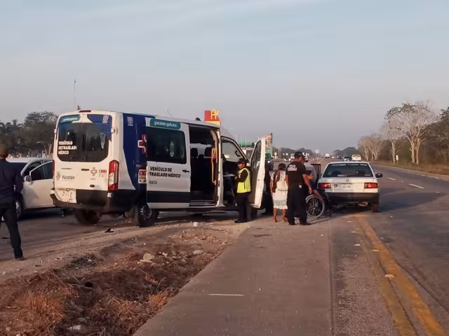 Los cinco pasajeros del accidente en la vía Baca-Motul fueron atendidos por paramédicos