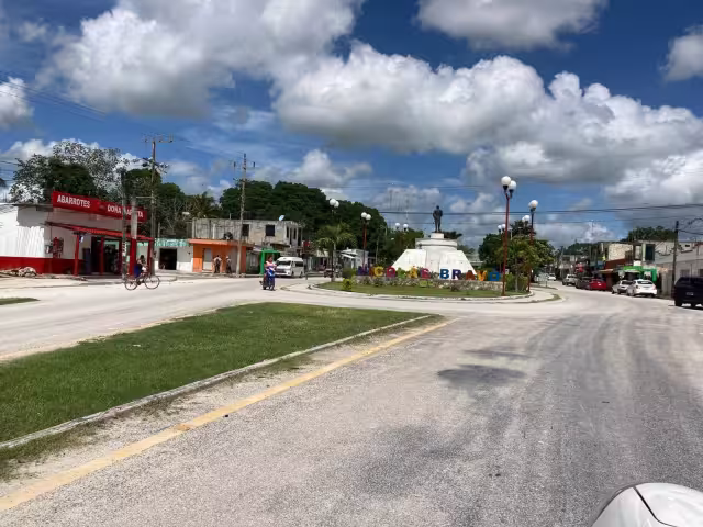 A las afueras del poblado, en dirección hacia Xpujil, Campeche, se encuentra el panteón donde están las tumbas de dos de los occisos que fueron enterrados ayer