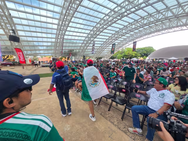 Cientos de campechanos se reunieron en la Concha Acústica para seguir la inauguración del Mundial 2026.