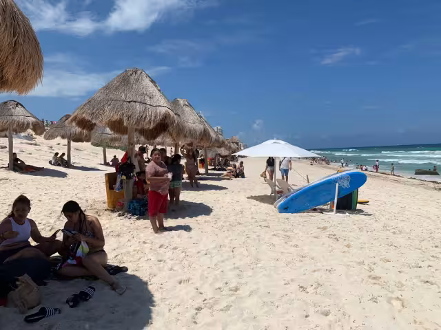 Personas acudieron a Playa Delfines este sábado