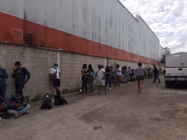 Los habitantes de Cancún aguardan a que personal de la SESA inicie la aplicación de pruebas rápidas para detectar COVID-19