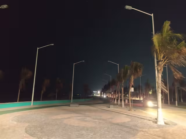 Las luminarias son activadas con generador de luz, lo que causa molestia entre ciudadanos que acuden al espacio recreativo durante las noches