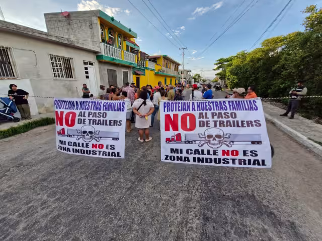 Vecinos de la calle 46 bloquearon el paso de tráileres por daños a sus casas y conducción temeraria.