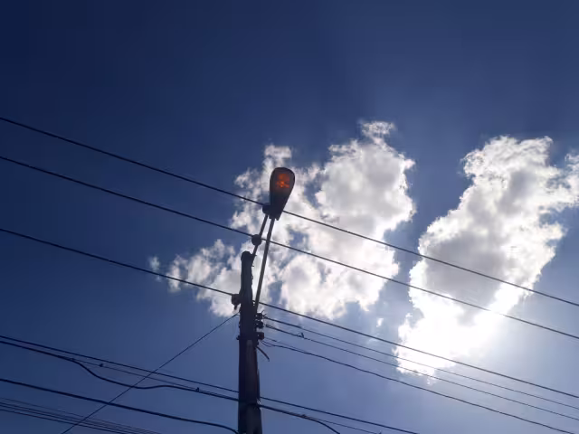 El consumo de una luminaria encendida todo el año equivale a comprarse una casa en Ciudad Caucel