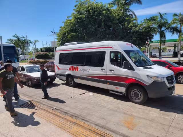Se registró un ligero percance vial entre un taxi y una camioneta de pasajeros de ADO