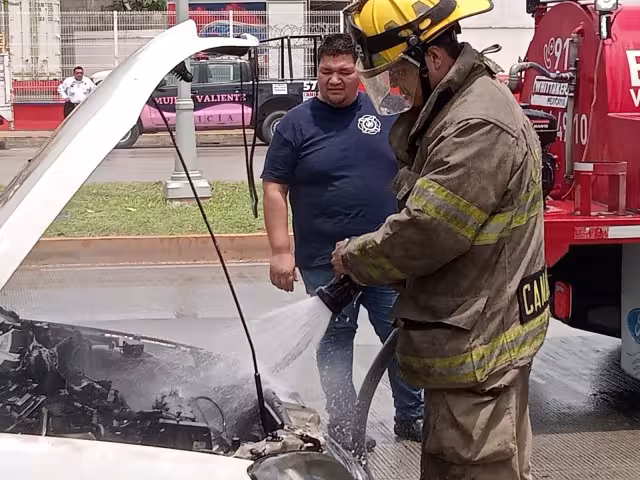 Bomberos lograron controlar el incendio del auto