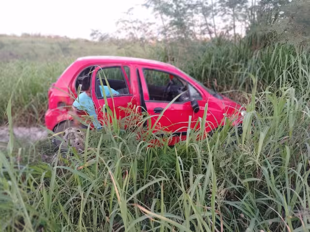 El accidente dejó dos personas con lesiones menores y cuantiosos daños materiales