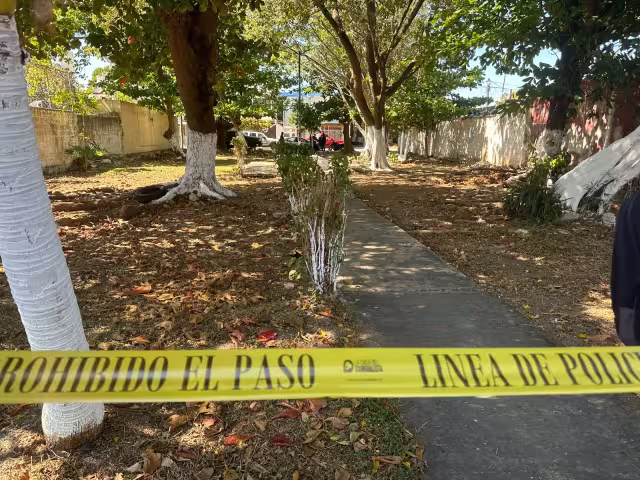 La motocicleta de los delincuentes fue abandonada sobre la calle Camarón de la Supermanzana 28, en Cancún