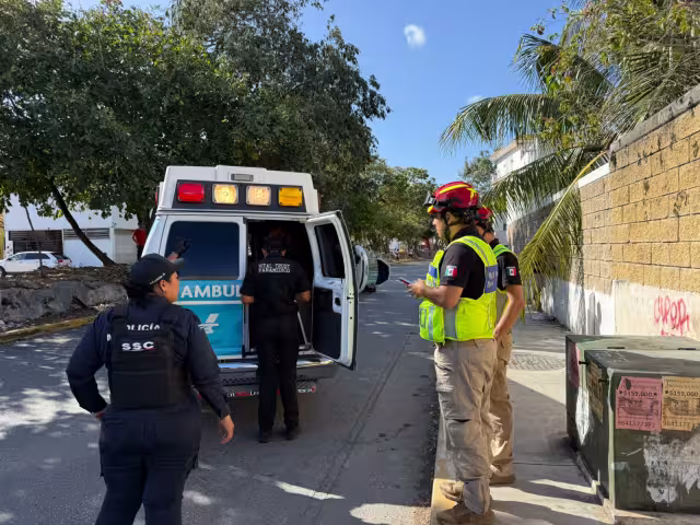 Conductora en presunto estado de ebriedad provoca volcadura en Palmas I Campeche