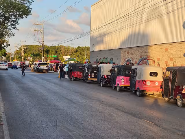 El paradero que los dos sindicatos disputan está junto a Multiplaza Kabah.