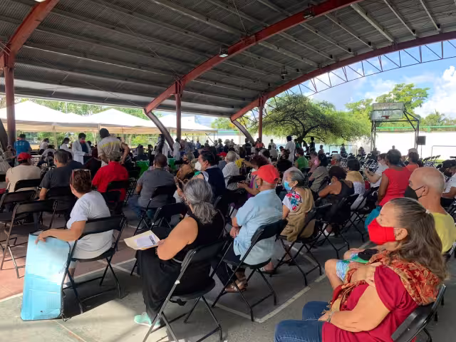 Los abuelitos en Cancún reciben su tercera dosis contra el COVID-19 de la farmacéutica AstraZeneca