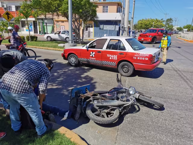 El motociclista fue revisado por paramédicos tras los golpes generados por el choque en Ciudad del Carmen