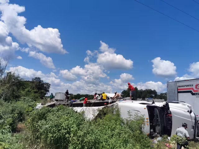 El conductor del tráiler volcó la unidad tras perder el control a la altura de Hoctún