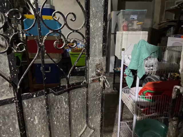 El hombre causó daños en la casa antes de huir