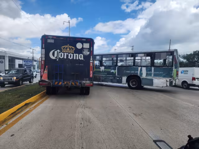 El autobús de la línea de Bonfil terminó atravesado entre los tres carriles, luego de derrapar y de interponerse en la trayectoria del camión repartidor