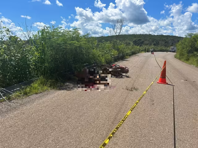 El cuerpo del motociclista quedó tendido en la acera