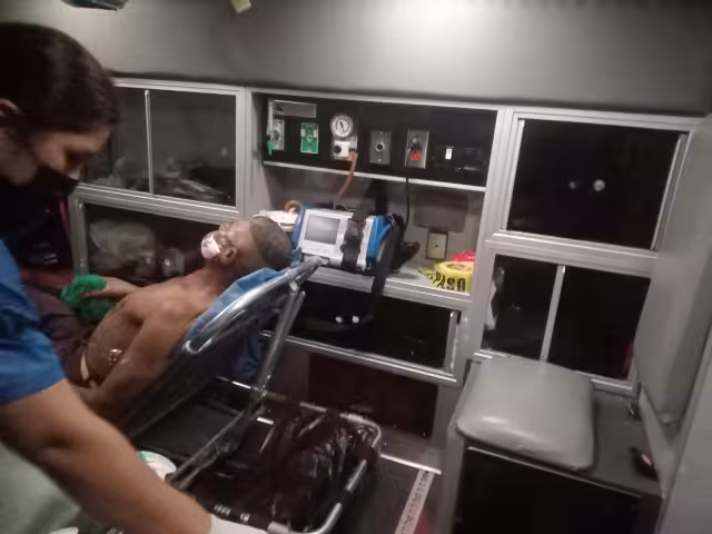 A través del número de emergencias 911, reportaron que había una persona herida sobre la avenida principal