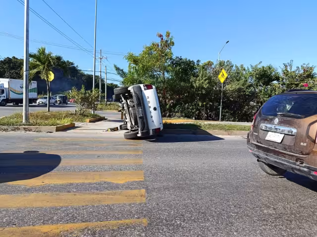 El conductor de la camioneta resultó con diversas contusiones, por lo que fue atendido en el lugar por elementos del Cuerpo de Bomberos