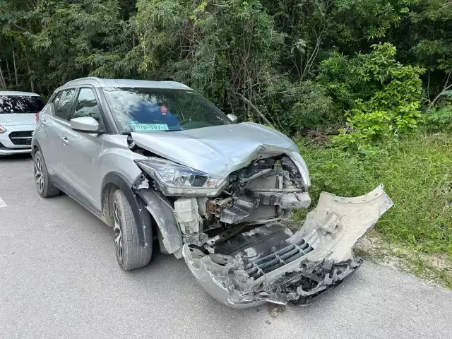 La camioneta quedó destrozada tras el encontronazo.
