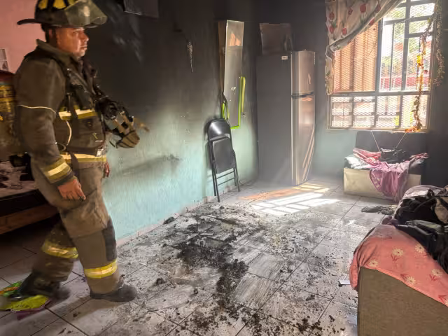 Los bomberos lograron sofocar el fuego dentro de la vivienda.