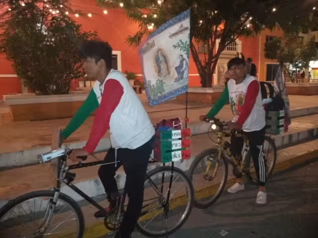 Los dos jóvenes recorren en bicicleta como parte de una tradición familiar en honor a la virgen de Guadalupe