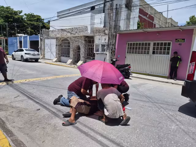 Un hombre en situación de calle identificado como Freddy resultó lesionado tras ser atropellado por una motocicleta en la colonia Manigua.