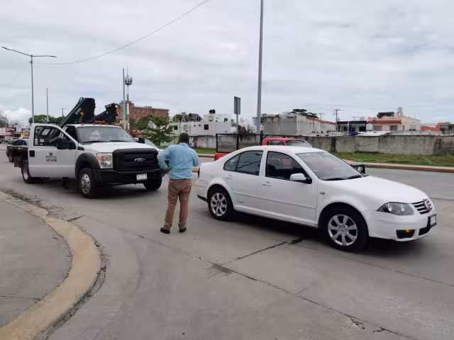Choque por alcance ocurrió en la avenida Isla de Tris, entrada al fraccionamiento Bivalvo.