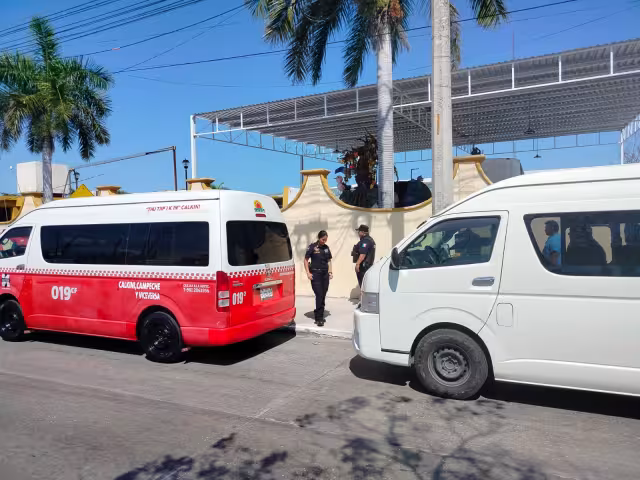 Taxistas retienen unidad federal en Calkiní y desatan tensión en plena avenida
