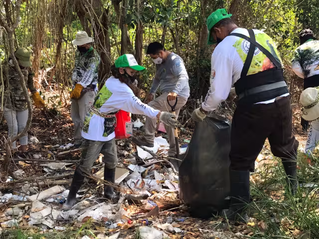 La basura contamina de gran manera el canal de agua a la laguna