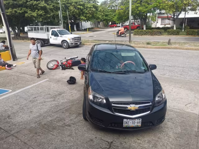 El motociclista resultó con heridas en la pierna, mientras que su acompañante solamente con golpes