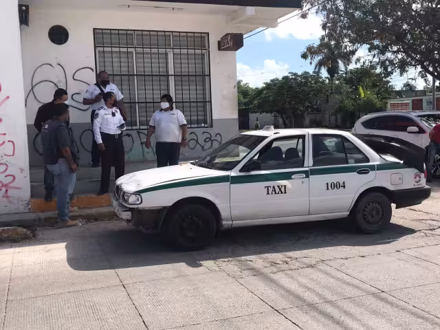 El taxista de Cancún permaneció en el lugar del accidente, sobre la Avenida Leona Vicario, mientras se resolvía la situación