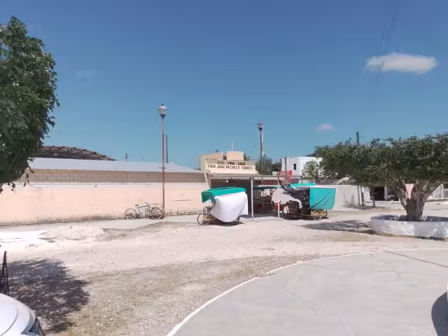 Los hombres se robaron dinero en efectivo, los cables y luz y causaron destrozos en la escuela