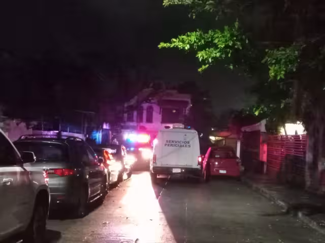 El hombre fue encontrado tirado afuera de un domicilio en Cancún: paramédicos confirmaron su muerte en el lugar de los hechos