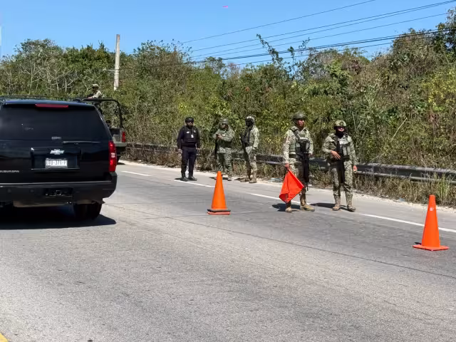 Los agresores abrieron fuego contra la unidad oficial, generando momentos de tensión entre los elementos policiacos