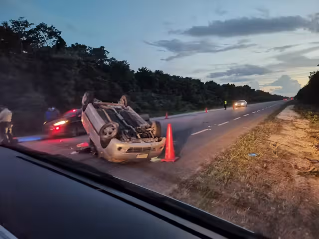 Aparentemente el conductor de este vehículo se dormito, perdió el control y volcó
