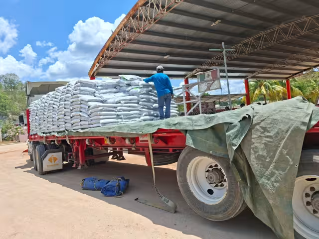 Entregan 100 toneladas de fertilizante a campesinos de Nohalal