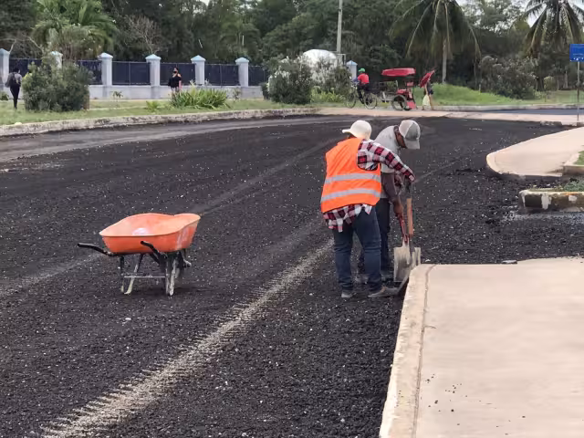 Los trabajos de pavimentación se llevan a cabo de manera paulatina para que la totalidad de estos pasos carreteros no se cierren en su totalidad