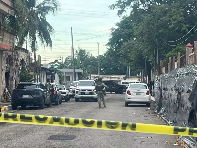 Movilización de la FGR y Ejército en la colonia Colosio por presunto cateo relacionado con narcomenudeo