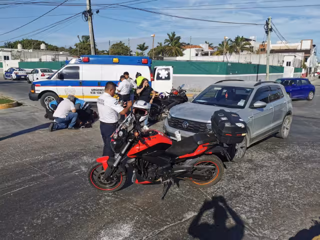 Un hombre y una mujer fueron llevados a un hospital tras ser arrollados en la glorieta del cañón en la Colonia Morelos