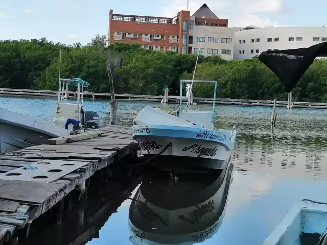 La embarcación donde viajaban los occisos, quedó bajo resguardo de la Fiscalía General del Estado