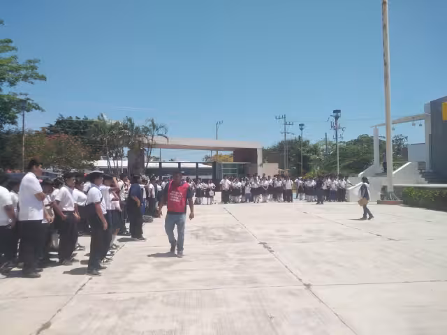 Estudiantes y trabajadores evacuaron tras activarse la alerta sísmica.