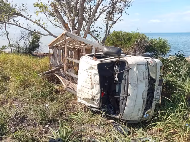 Un camión de redilas volcó en la carretera Champotón-Carmen